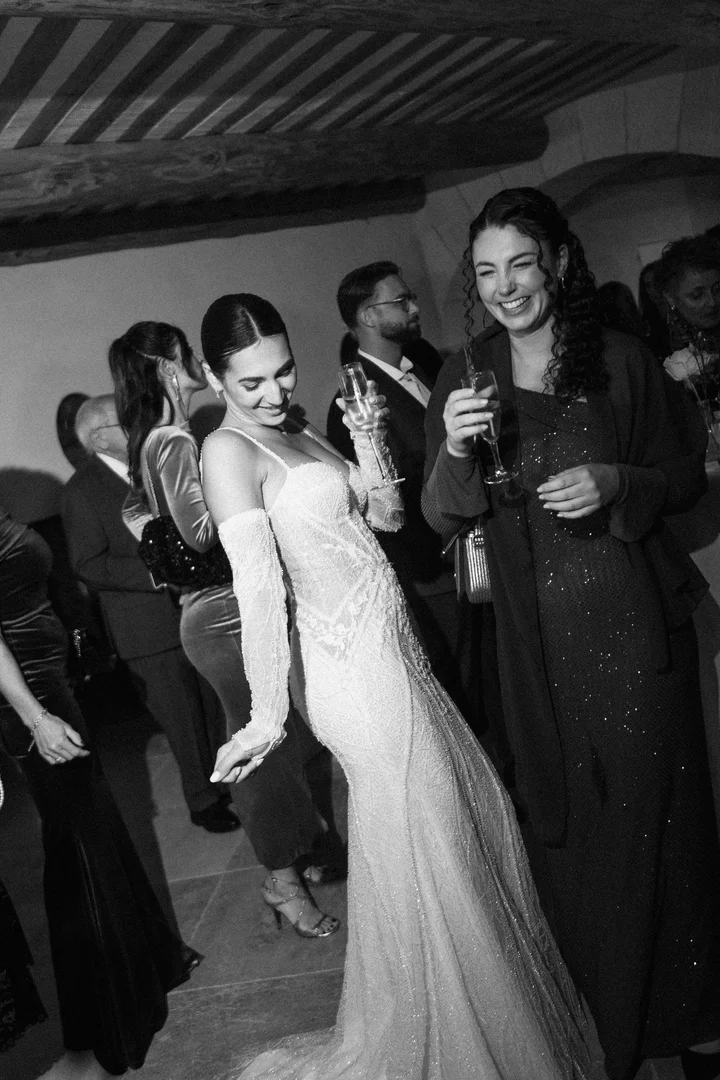 Mariée debout en mouvement pendant la soirée en noir et blanc