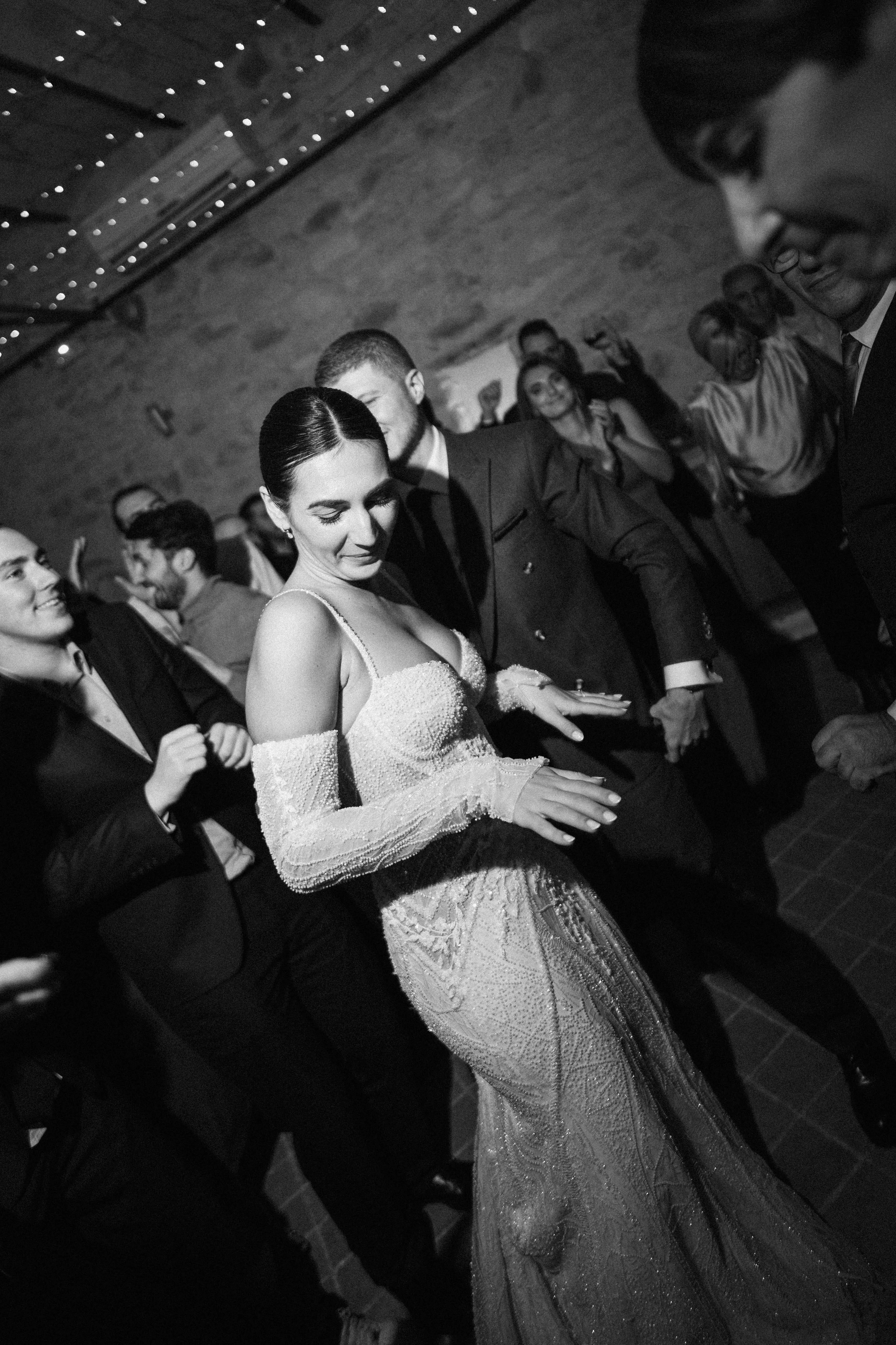 Danse de soirée en noir et blanc pendant le mariage de Caroline et Pierre