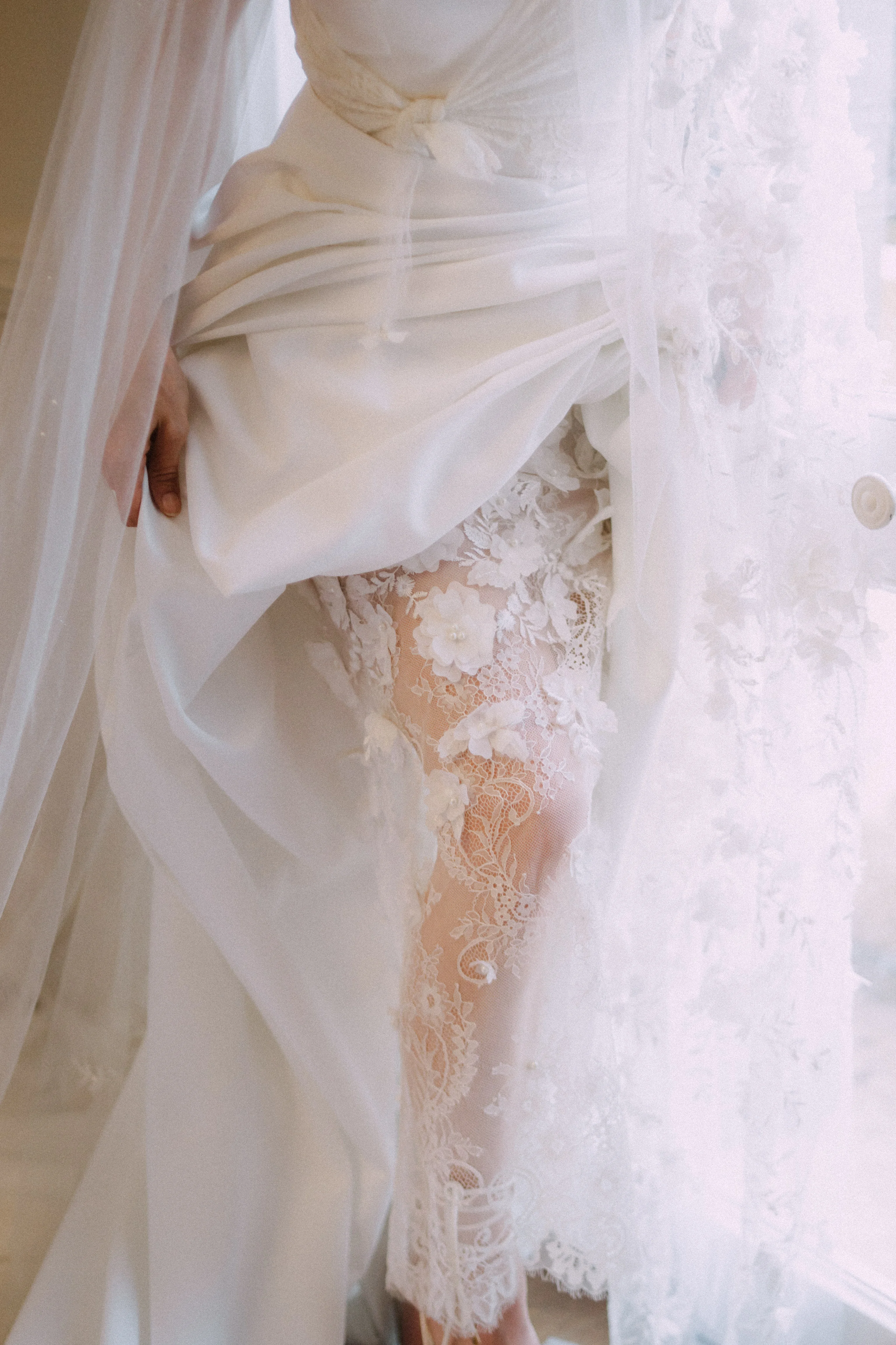 Détail de robe et de voile du shooting inspiration avec Claire