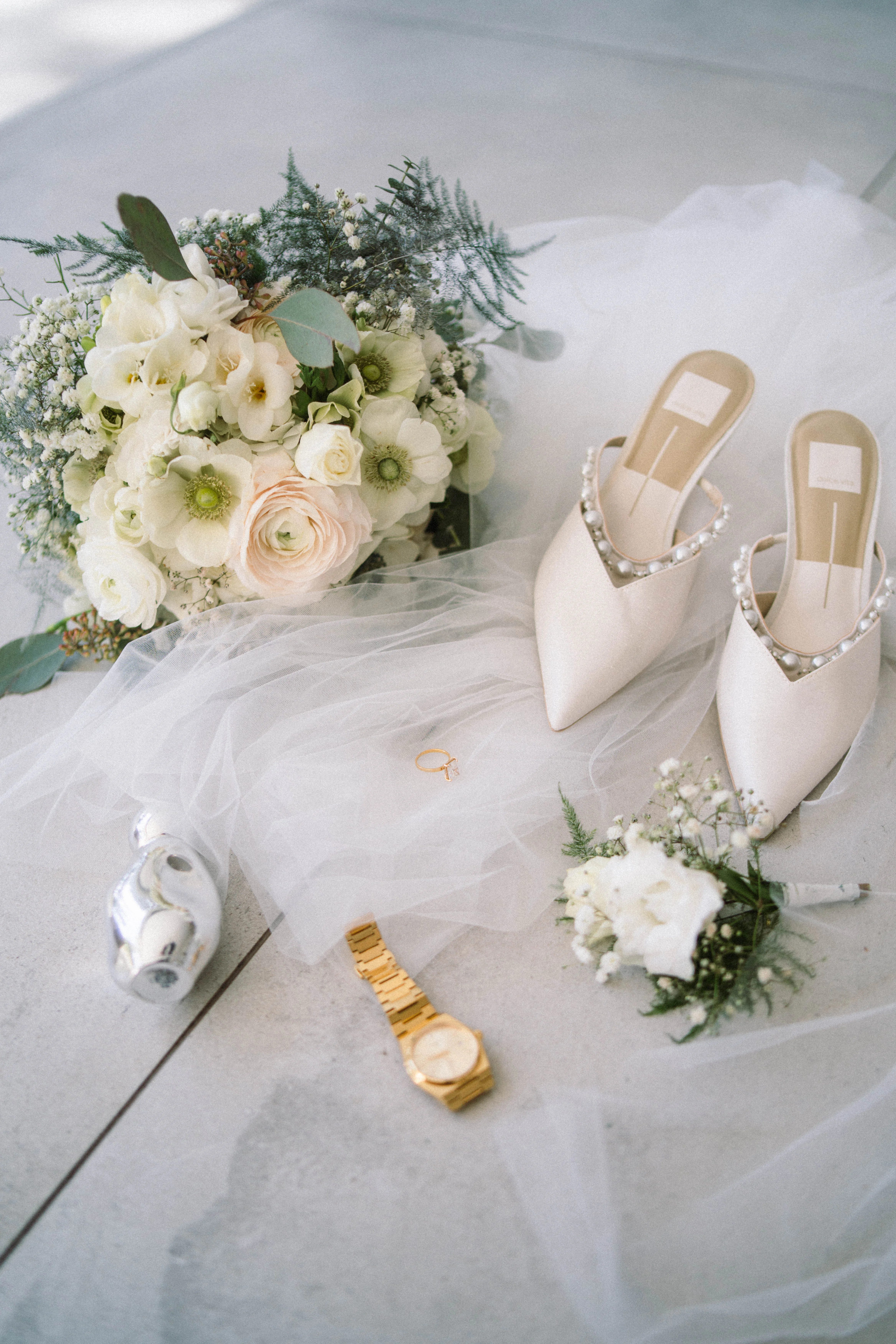 Chaussures et bouquet de mariée photographiés en détail