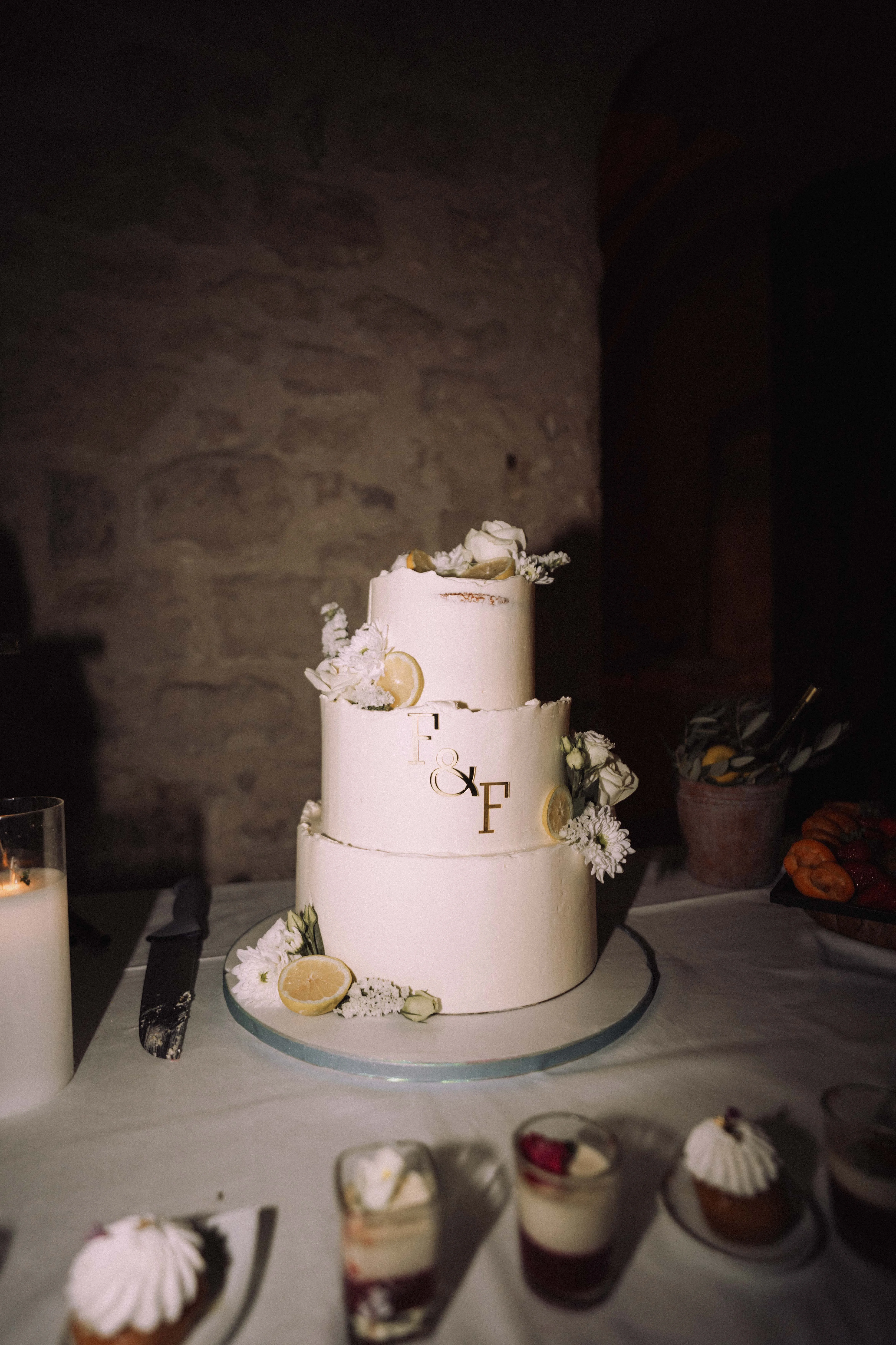 Gâteau de mariage photographié dans un style éditorial