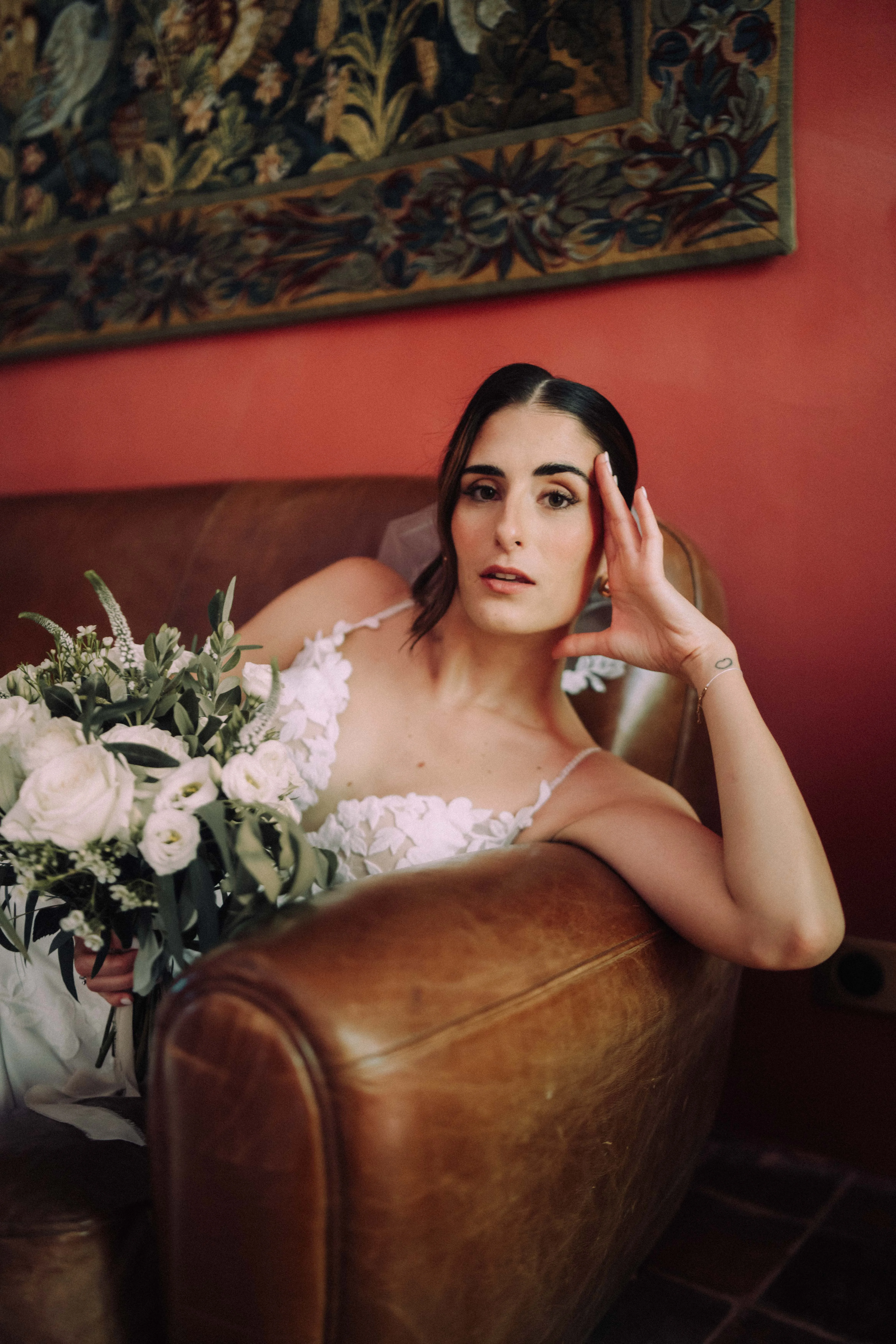 Mariée assise dans un fauteuil, image mode et éditoriale