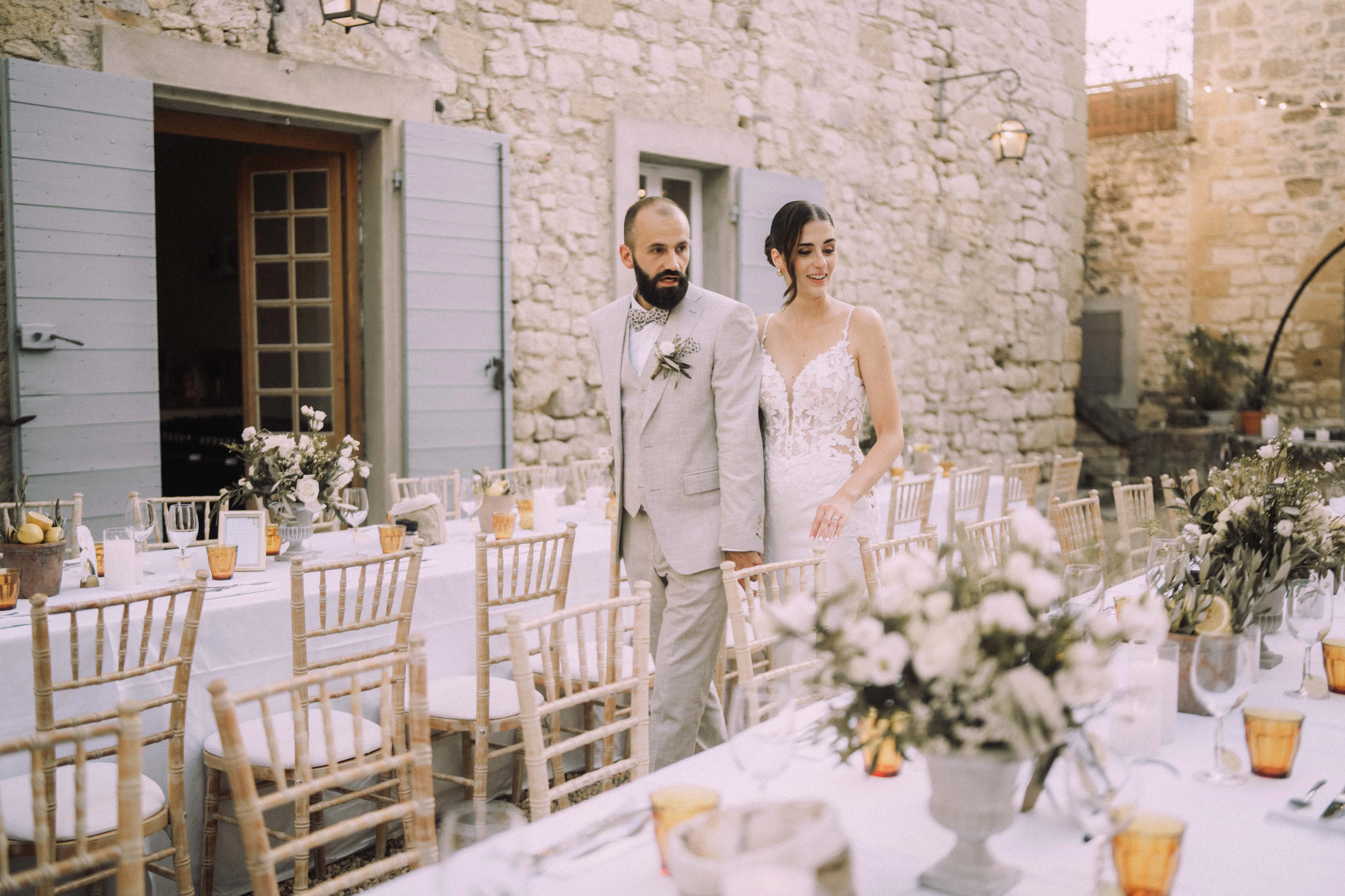 Couple pendant la réception d’un mariage en Provence
