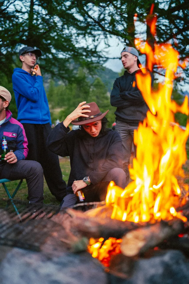 Ambiance bivouac et feu pendant un road trip