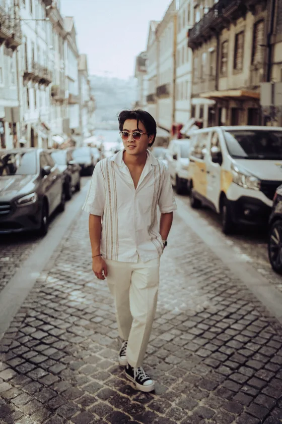 Steve Kongphengta en tenue claire dans une rue