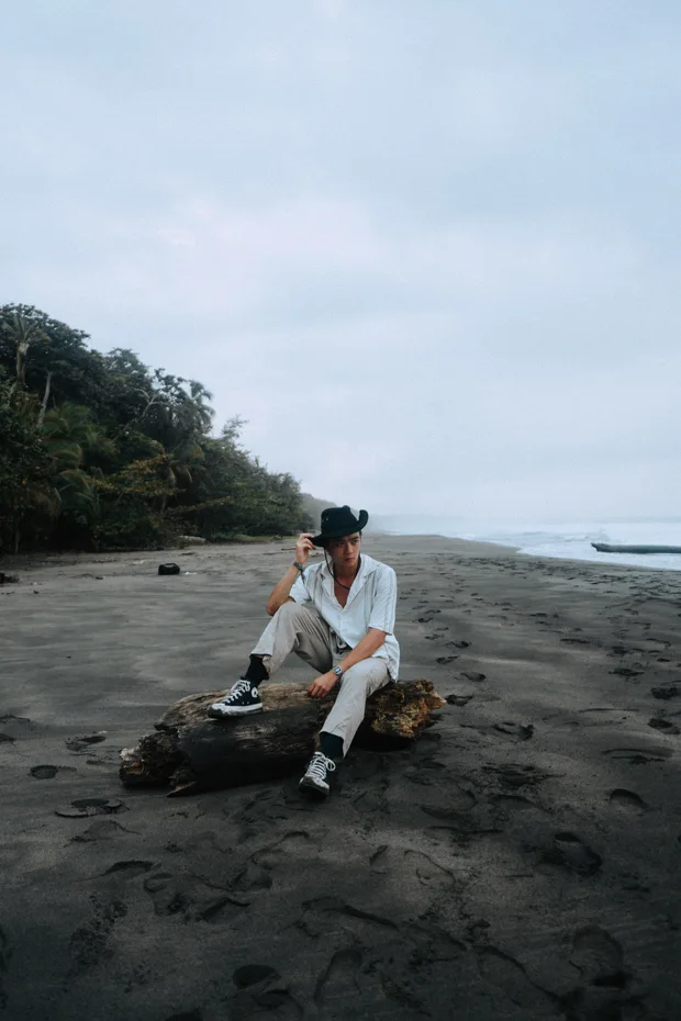 Steve Kongphengta sur une plage avec une caméra