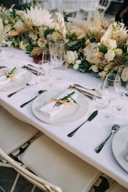 Détail de table de mariage en Provence traité comme une image éditoriale